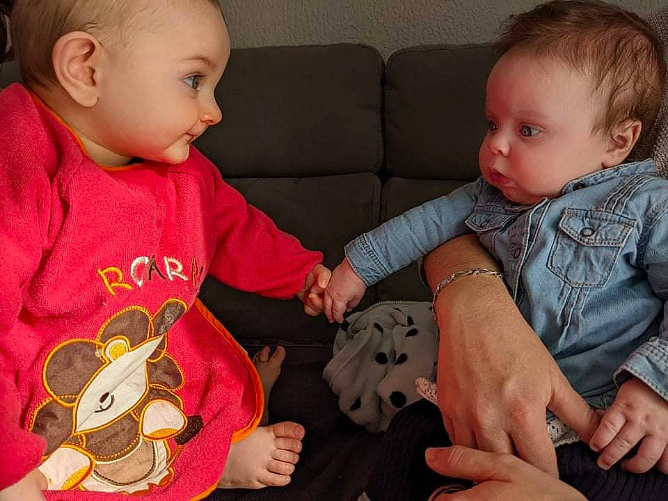 Néo a rejoint le concours — aidez-le/la à gagner de superbes lots ! baby_toddler_clothing, black, cheek, comfort, eye, facial_expression, gesture, hairstyle, head, human_body, iris, joint, mammal, mouth, neck, nose, organ, person, product, skin