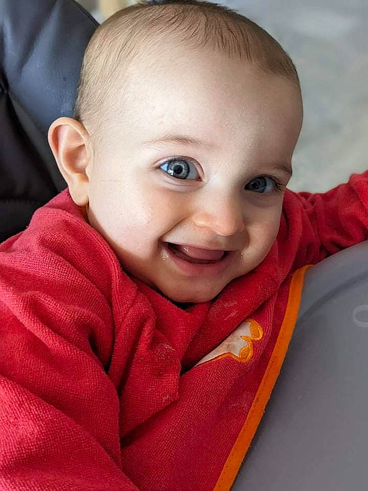 Néo a rejoint le concours — aidez-le/la à gagner de superbes lots ! baby_toddler_clothing, cheek, chin, ear, eyebrow, forehead, happy, human_body, iris, joy, lip, mouth, neck, nose, outerwear, person, product, skin, sleeve, smile