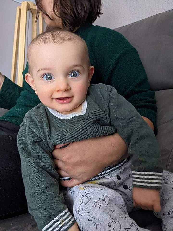 Néo participe au concours pour gagner de l'argent avec cette photo : arm, cheek, chin, clothing, comfort, eye, face, forehead, head, human_body, iris, joint, joy, leg, lip, neck, nose, person, shoulder, skin