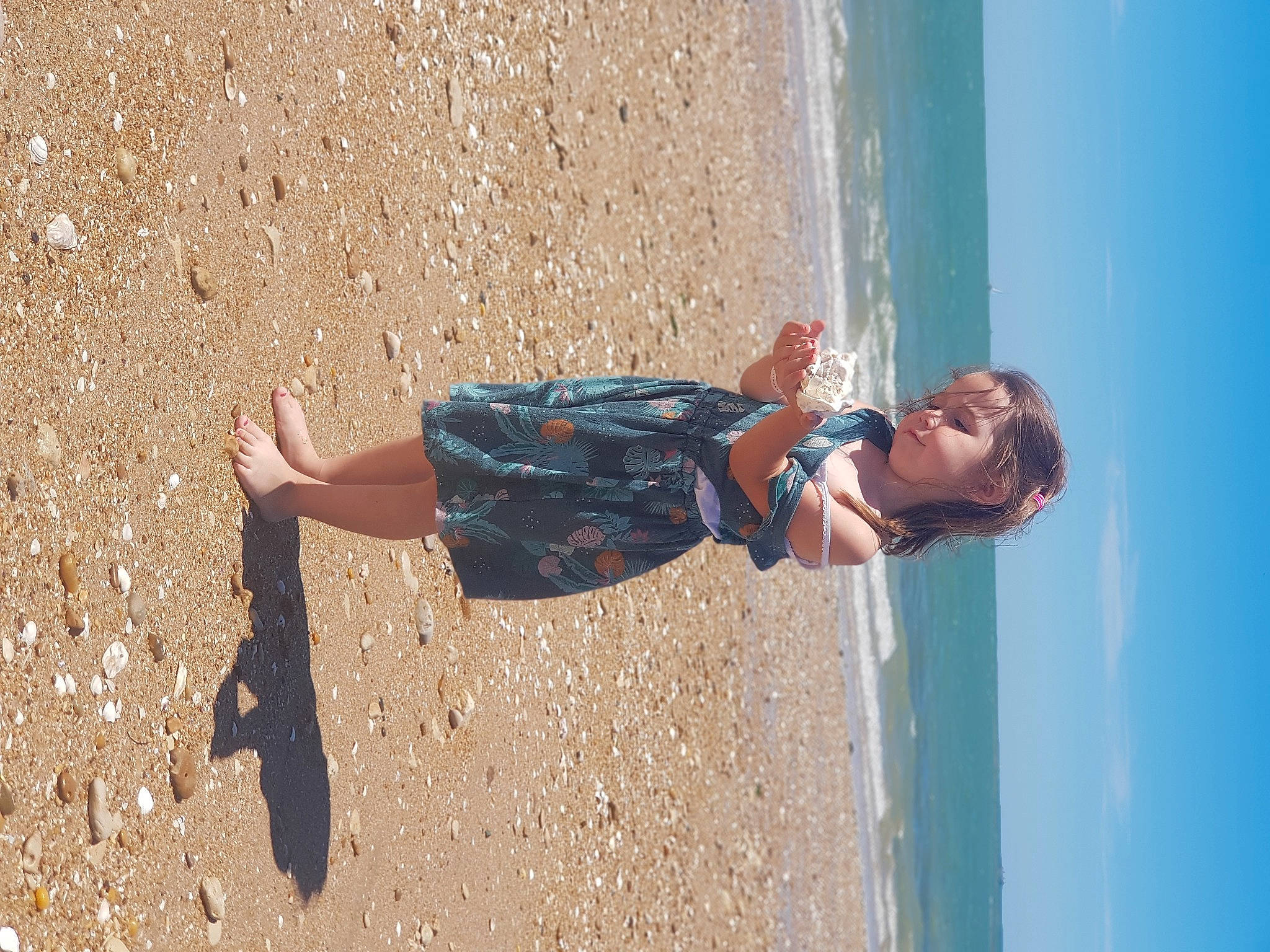 Maily participe au concours pour gagner de l'argent avec cette photo : barefoot, beach, body_of_water, elbow, foot, fun, happy, human_leg, leg, leisure, ocean, people_in_nature, people_on_beach, person, recreation, sand, sky, sunlight, thigh, water