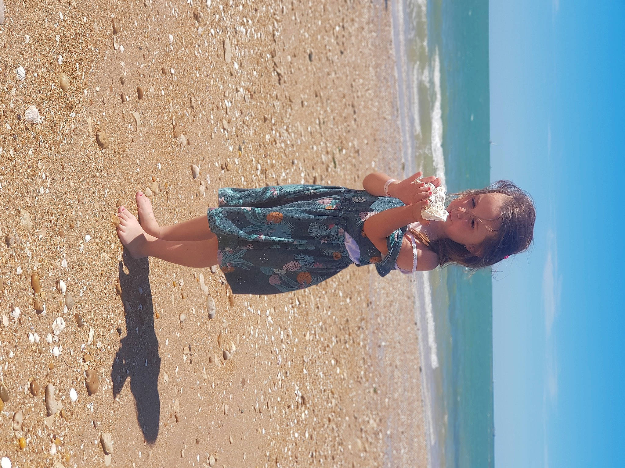 Maily participe au concours pour gagner de l'argent avec cette photo : barefoot, beach, electric_blue, foot, fun, hand, happy, human_body, human_leg, leg, leisure, people_in_nature, people_on_beach, person, sand, sky, sunlight, thigh, toddler, water