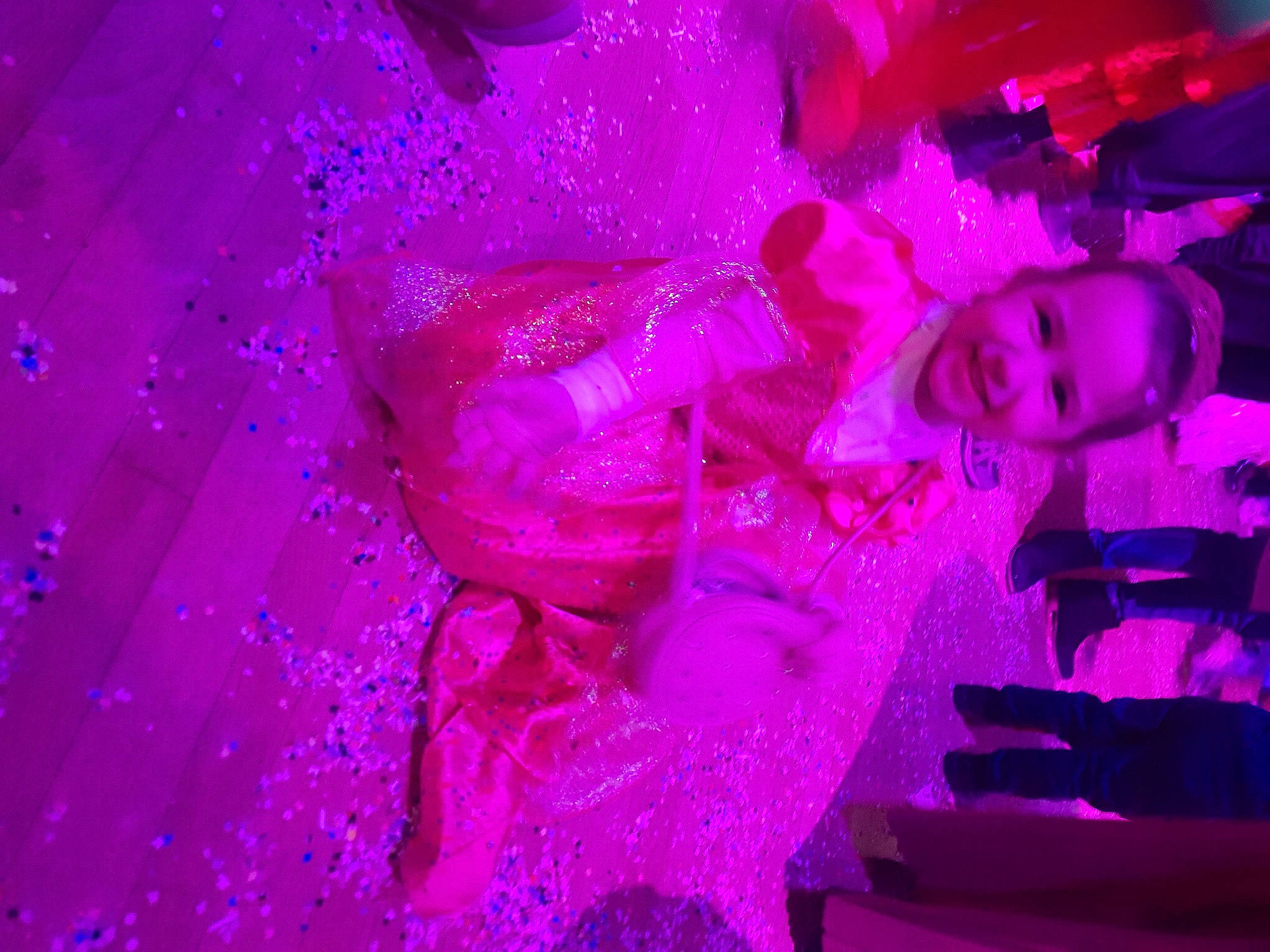 Maily a rejoint le concours — aidez-le/la à gagner de superbes lots ! art, electric_blue, entertainment, event, flower, fun, joy, magenta, night, performance, person, petal, pink, plant, purple, tree, violet, visual_effect_lighting, water