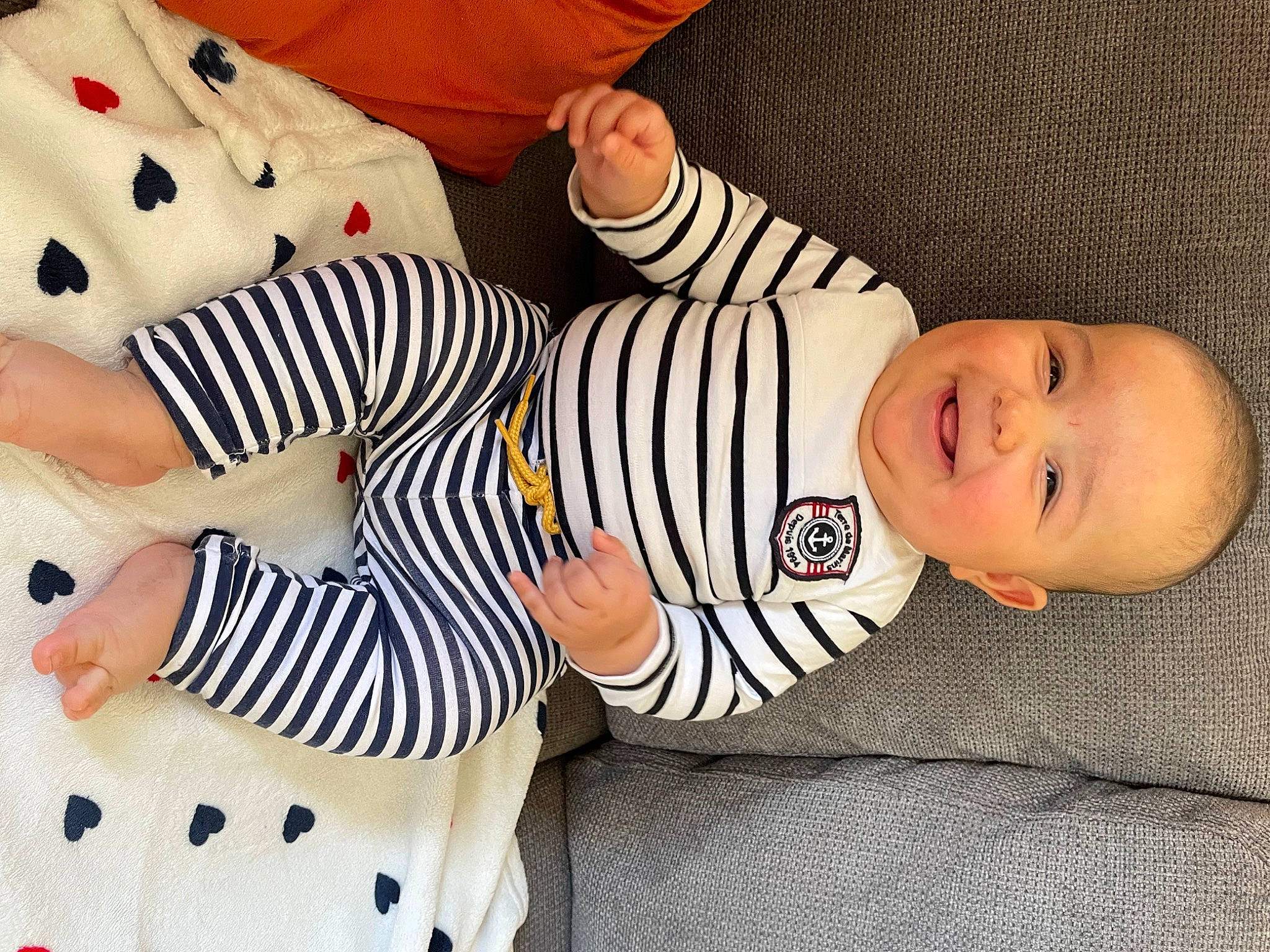 Aylan a rejoint le concours — aidez-le/la à gagner de superbes lots ! baby, baby_sleeping, baby_toddler_clothing, child, comfort, design, facial_expression, hand, human_body, joy, mammal, pattern, person, product, skin, sleeve, smile, stuffed_toy, textile, thigh