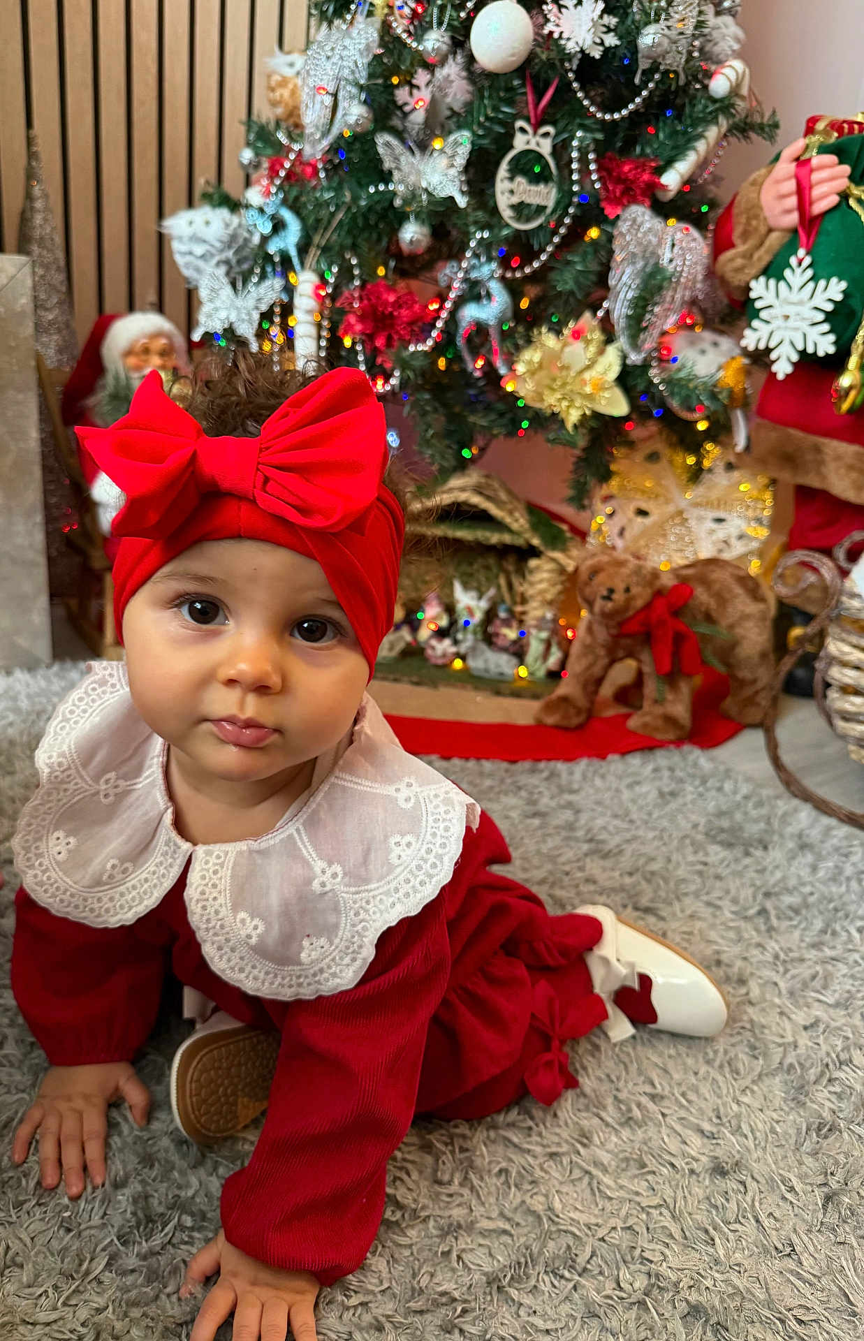 Melinda a rejoint le concours — aidez-le/la à gagner de superbes lots ! baby, child, red_clothing, headband, bow, crawling, carpet, christmas_tree, ornaments, holiday, decorations, plush_toy, festive, indoors, cute, infant, holiday_season, smiling, home, celebration