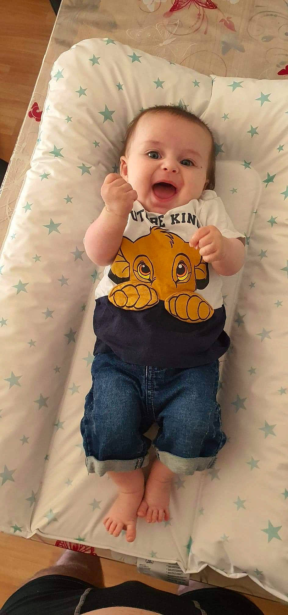 Julyan a rejoint le concours — aidez-le/la à gagner de superbes lots ! baby, baby_toddler_clothing, child, leg, person, play, smile, toddler, yellow