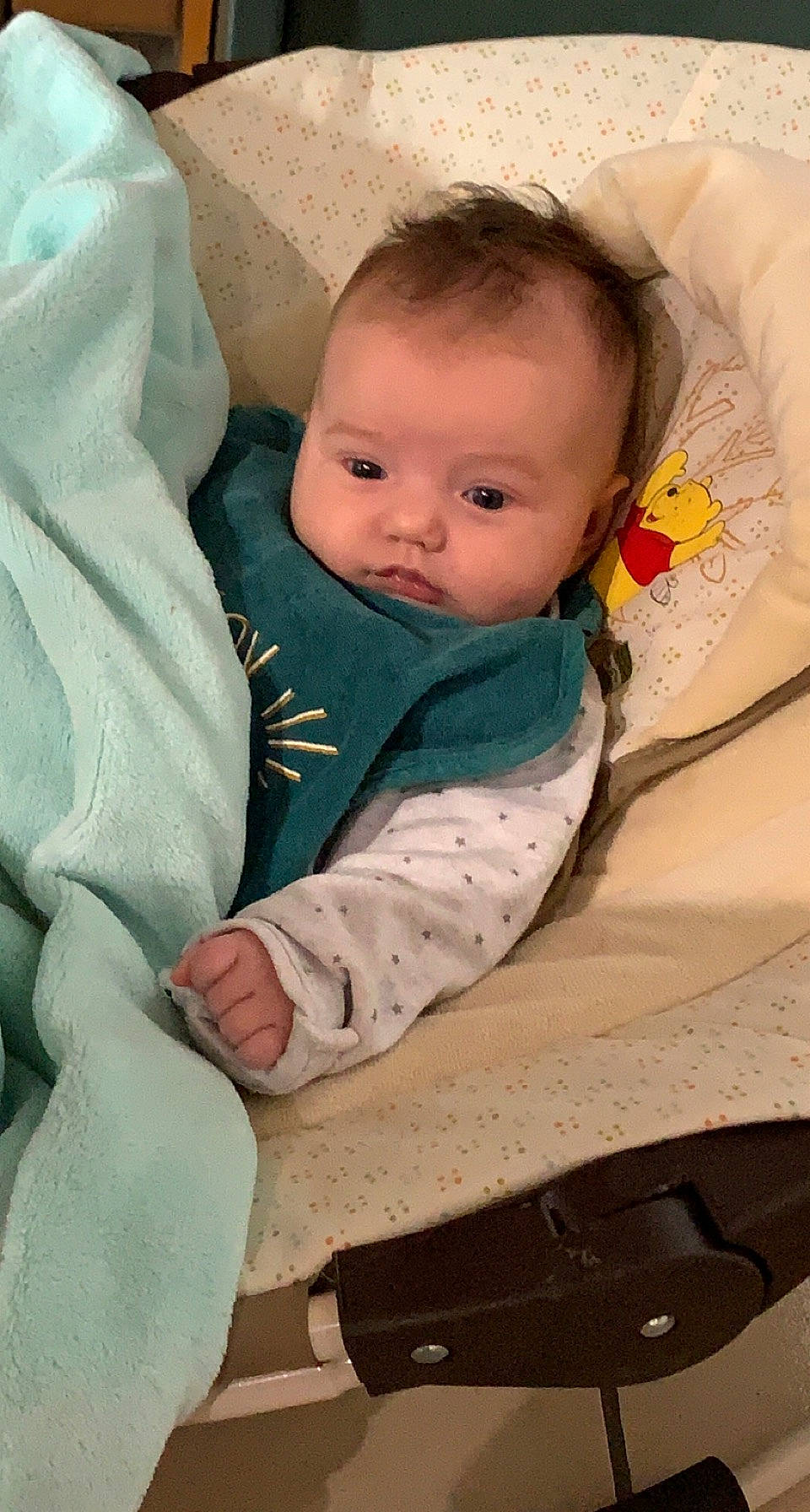 Ambre a rejoint le concours — aidez-le/la à gagner de superbes lots ! baby, baby_products, baby_sleeping, baby_toddler_clothing, cheek, child, comfort, eye, flooring, input_device, iris, linens, nose, office_equipment, office_supplies, person, sitting, skin, sleeve, textile