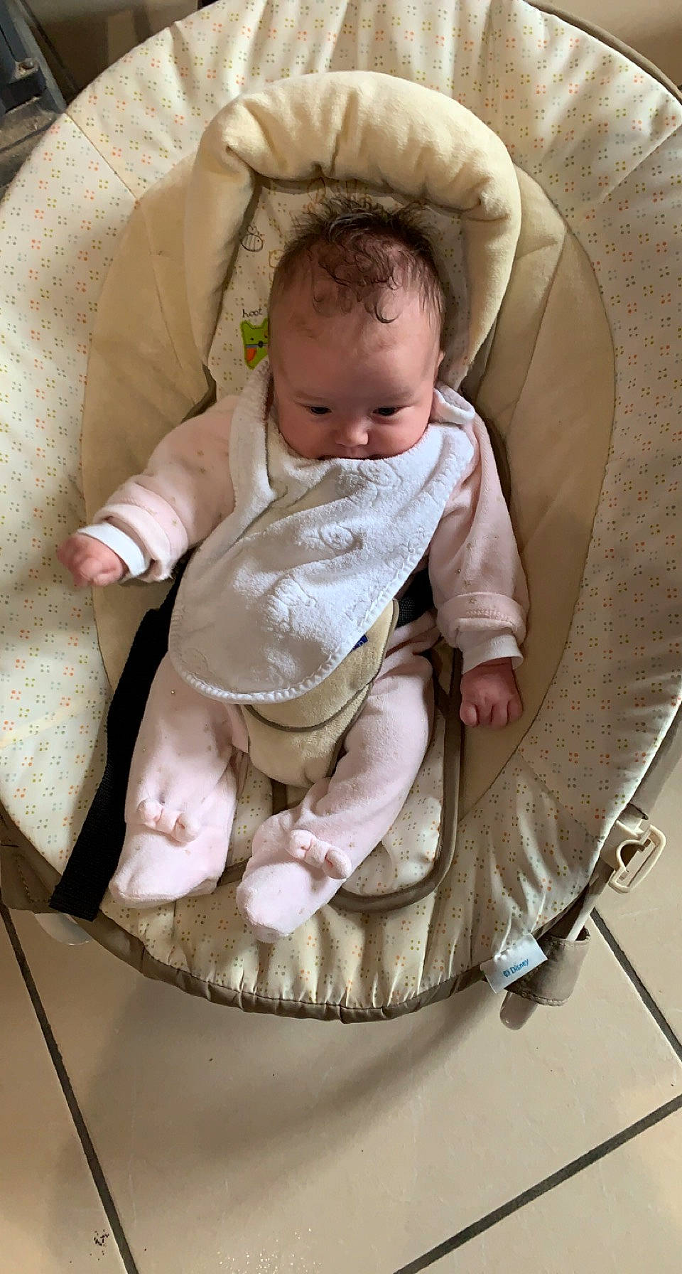 Ambre participe au concours pour gagner de l'argent avec cette photo : baby, baby_carriage, baby_products, baby_safety, baby_toddler_clothing, chair, cheek, child, circle, comfort, hand, head, infant_bed, linens, person, sitting, sleeve, toddler