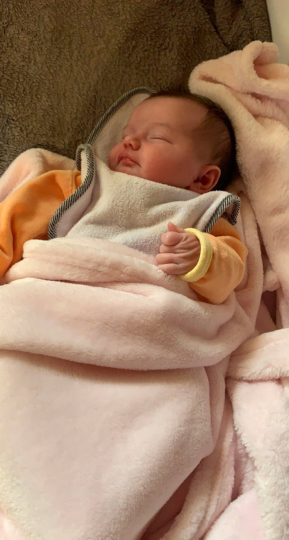 Ambre a rejoint le concours — aidez-le/la à gagner de superbes lots ! baby, baby_sleeping, cheek, chin, comfort, face, finger, gesture, head, human_body, joint, leg, mouth, muscle, neck, nose, person, skin, sleeve, textile