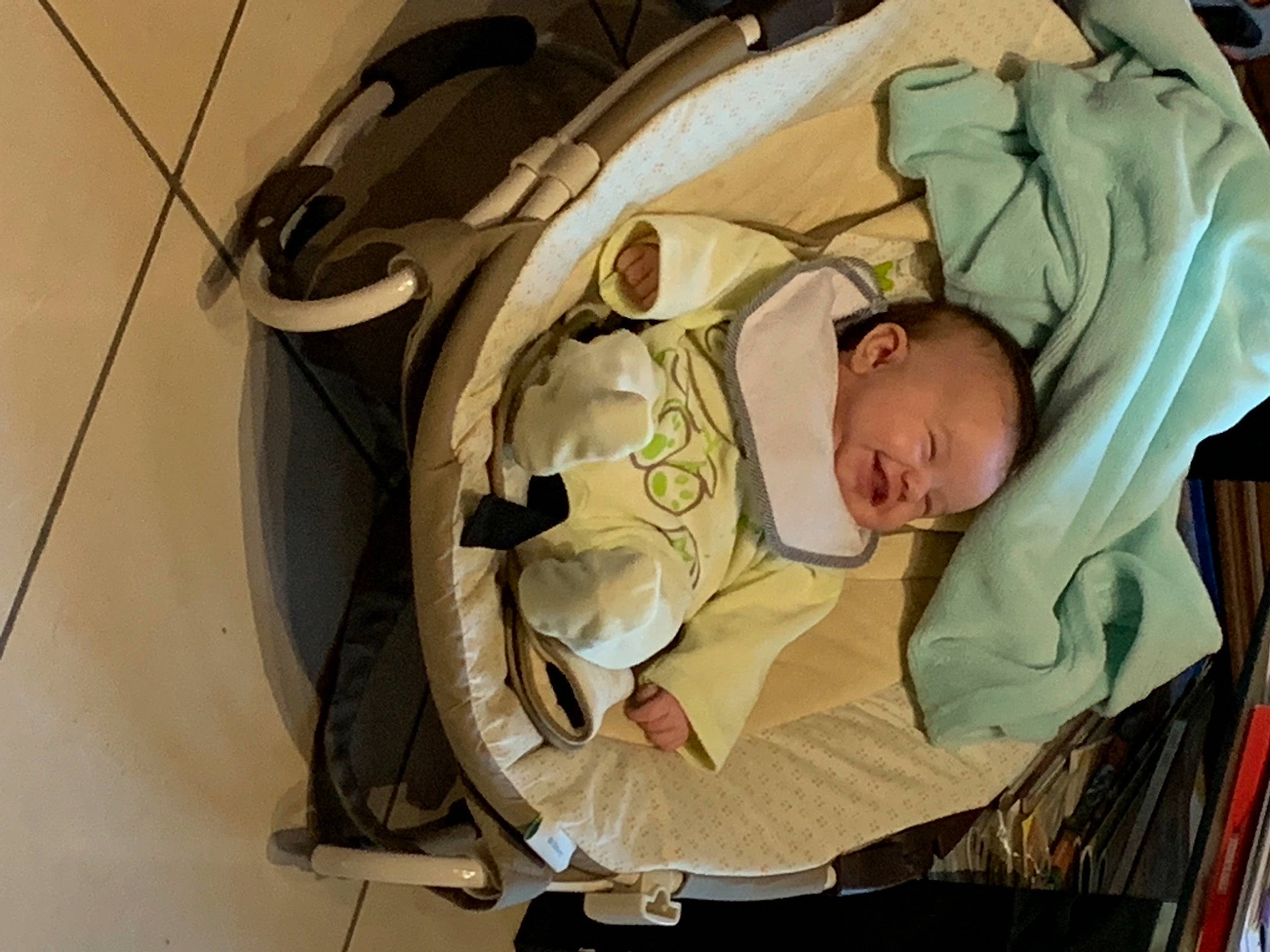 Ambre a rejoint le concours — aidez-le/la à gagner de superbes lots ! baby, baby_carriage, baby_products, baby_safety, baby_toddler_clothing, bedtime, child, comfort, infant_bed, nap, person, room, sleep, toddler, wood