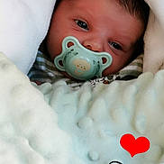 Medine a rejoint le concours — aidez-le/la à gagner de superbes lots ! baby, newborn, pacifier, blanket, cozy, infant, wrapped, cute, face, sleepy, soft, child, portrait, comfort, bedtime, warm, expression, hand_drawn, heart, indoor