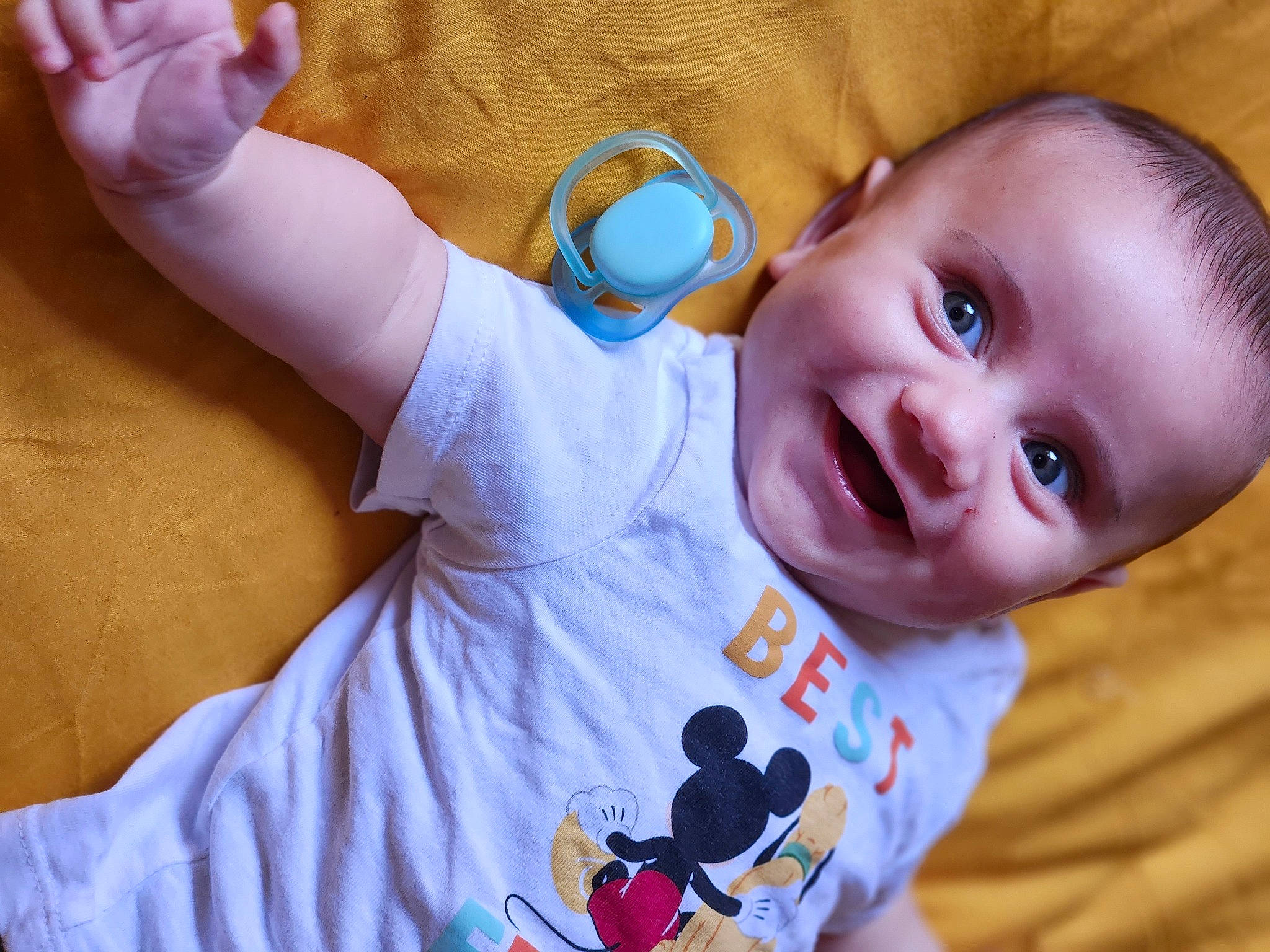 Maylone a rejoint le concours — aidez-le/la à gagner de superbes lots ! baby, baby_toddler_clothing, cheek, ear, eye, finger, gesture, happy, human_body, iris, joy, lip, mouth, neck, nose, person, pink, skin, sleeve, smile