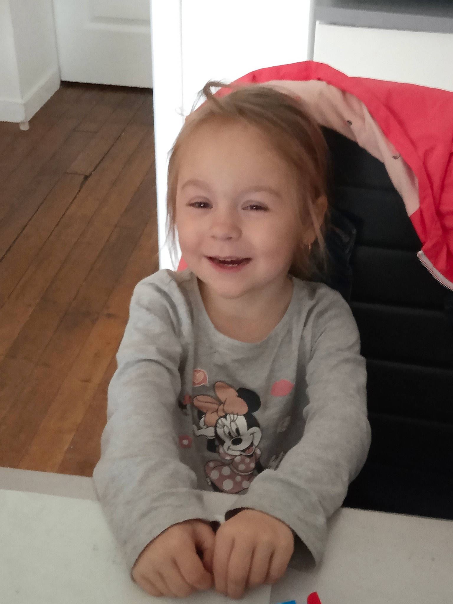 Kendra a rejoint le concours — aidez-le/la à gagner de superbes lots ! baby, cheek, child, crawling, facial_expression, finger, floor, flooring, hand, joy, leg, person, play, sitting, skin, smile, toddler, tummy_time