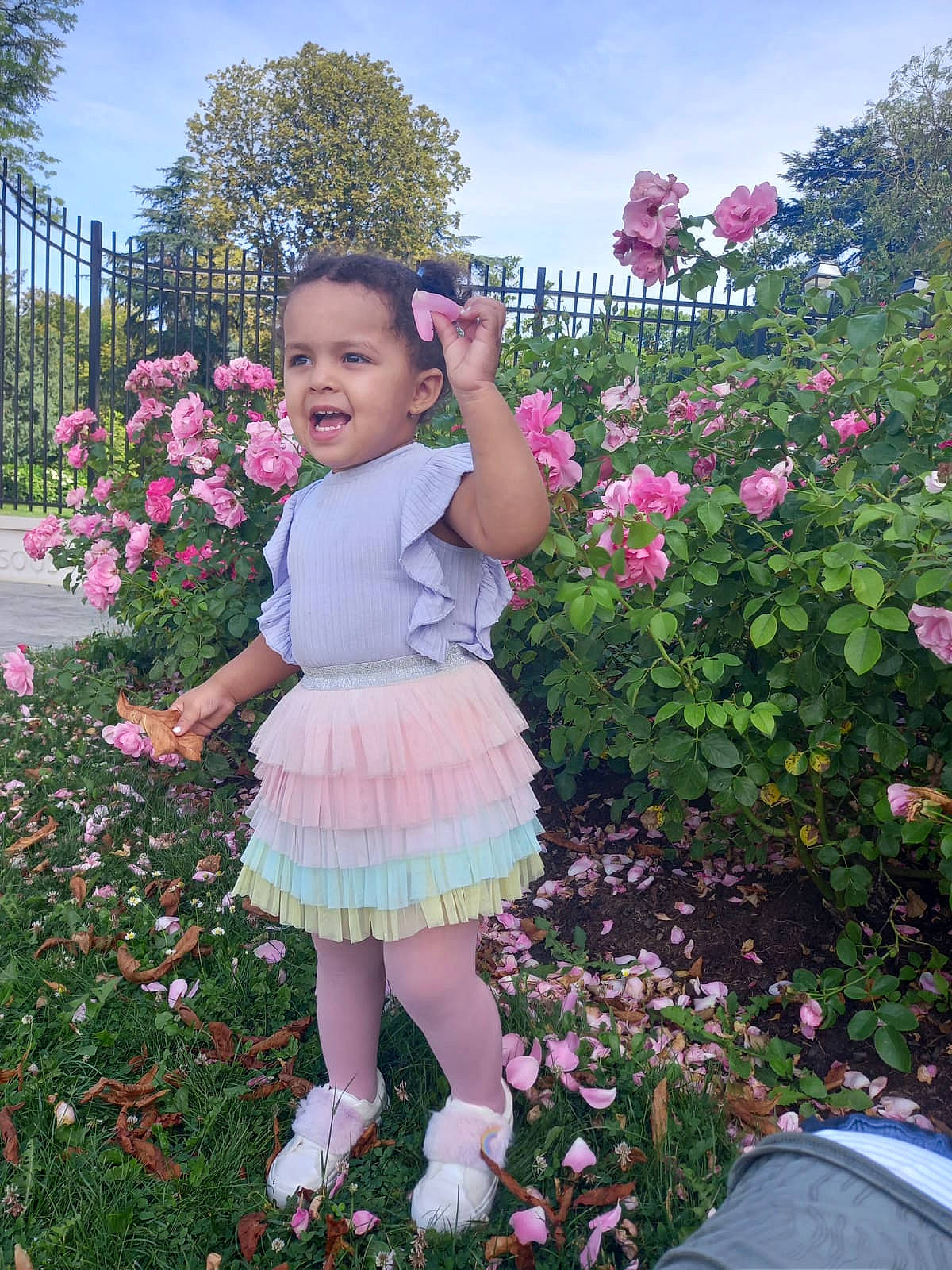 Mariem participe au concours pour gagner de l'argent avec cette photo : annual_plant, baby_toddler_clothing, botany, cloud, flower, flowering_plant, grass, groundcover, happy, leaf, magenta, people_in_nature, person, petal, pink, plant, shrub, sky, summer, toddler