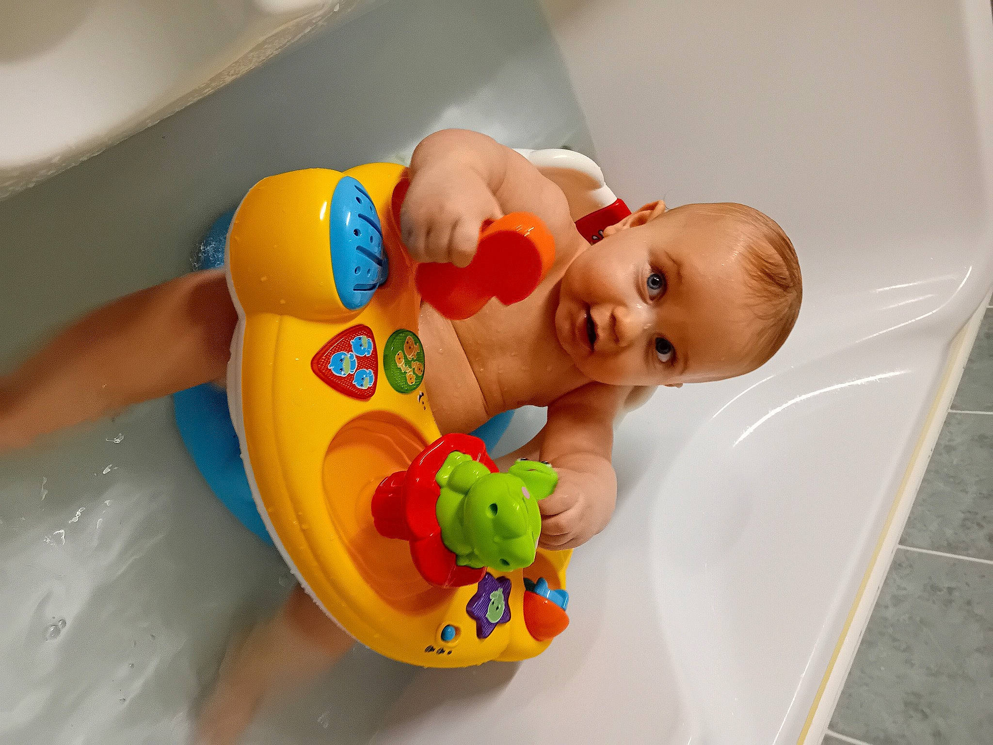Zéphir a rejoint le concours — aidez-le/la à gagner de superbes lots ! baby, baby_bathing, baby_float, baby_playing_with_toys, baby_products, baby_toys, bath_toy, bathing, bathroom, bathtub, chest, child, flooring, fluid, fun, happy, leisure, person, plumbing_fixture, surprise
