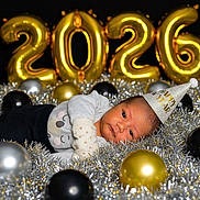 Taoahere participe au concours pour gagner de l'argent avec cette photo : baby, balloons, black, celebration, closeup, colorful, cute, decorations, festive, gold, holiday, indoors, infant, lying_down, new_year, party_hat, portrait, silver, soft, tinsel