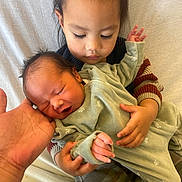 Taoahere participe au concours pour gagner de l'argent avec cette photo : baby, child, newborn, siblings, toddler, holding, caring, love, family, indoor, portrait, clothing, hand, face, person, comfort, bed, blanket, skin, closeup