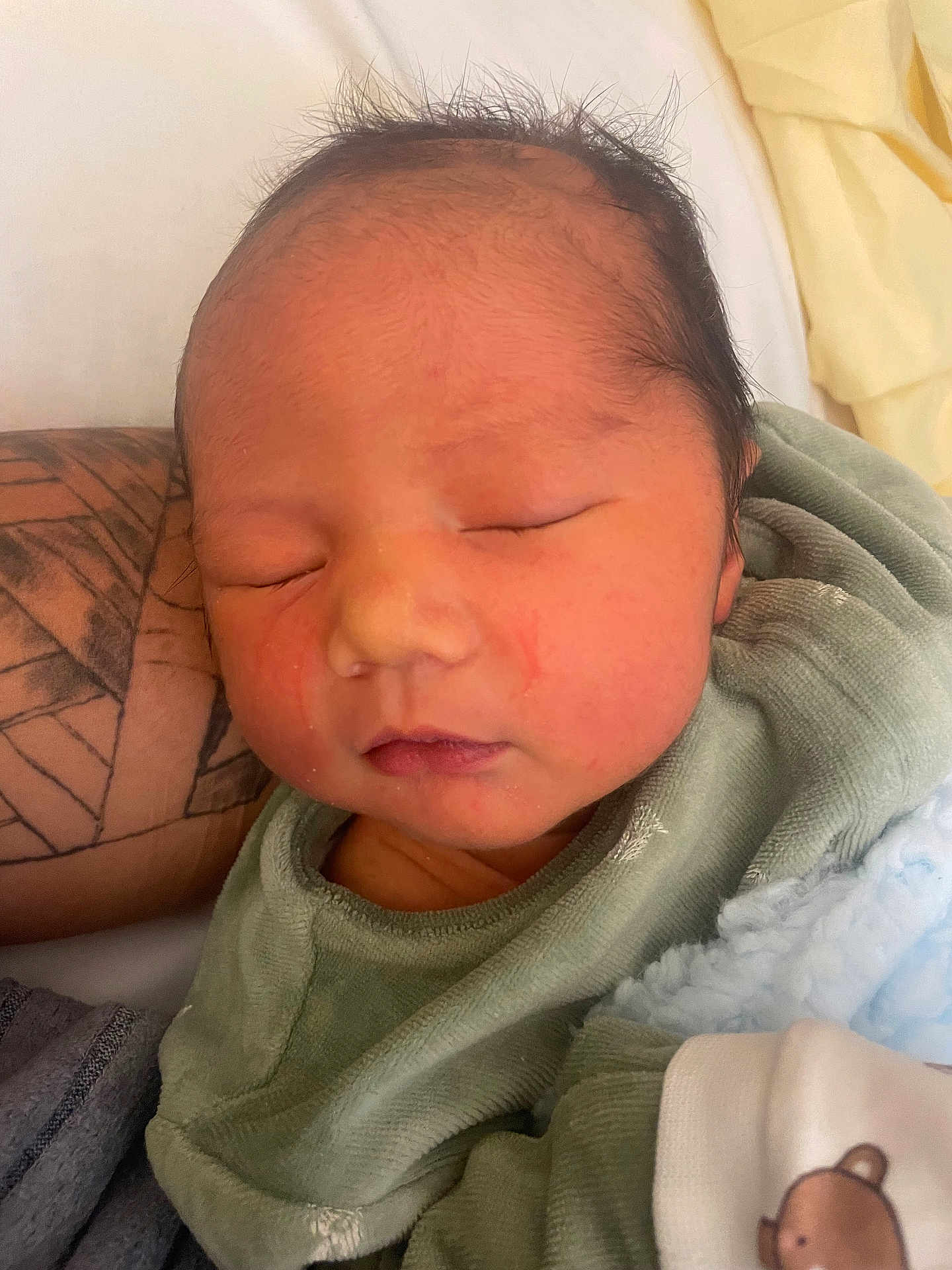 Taoahere participe au concours pour gagner de l'argent avec cette photo : newborn, baby, sleeping, face, tattoo, blanket, clothing, infant, closeup, soft, peaceful, resting, human, person, cute, portrait, skin, head, indoors, cozy