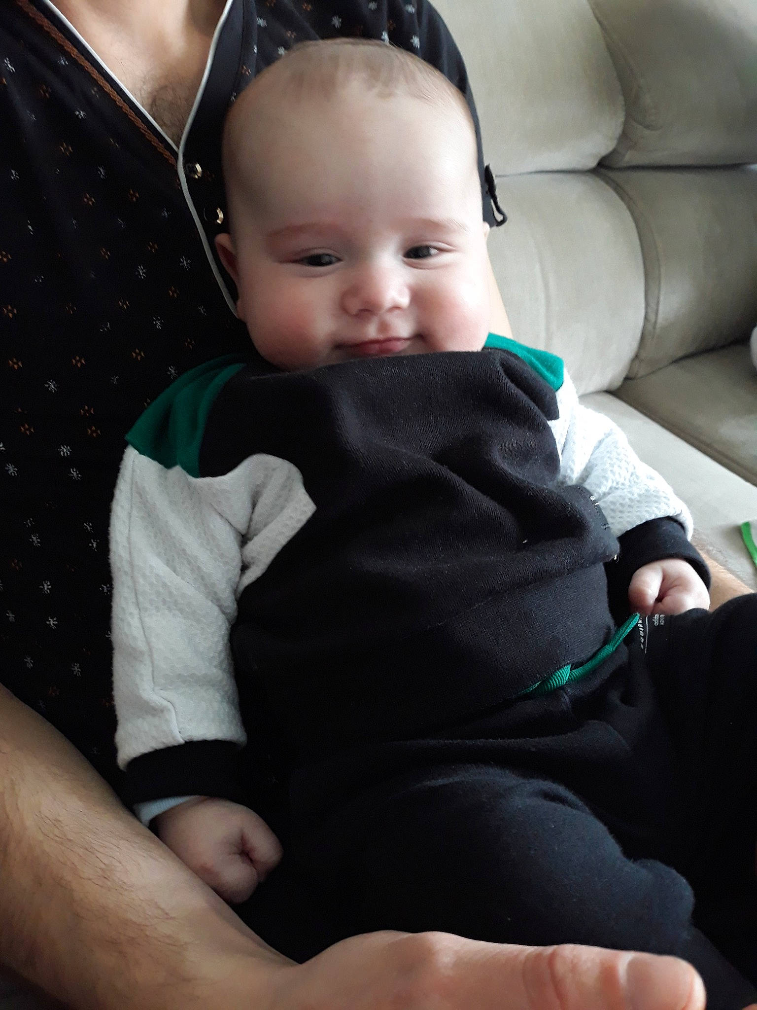 Noé participe au concours pour gagner de l'argent avec cette photo : baby, baby_in_car_seat, car_seat, cheek, child, head, person, sitting, skin, toddler