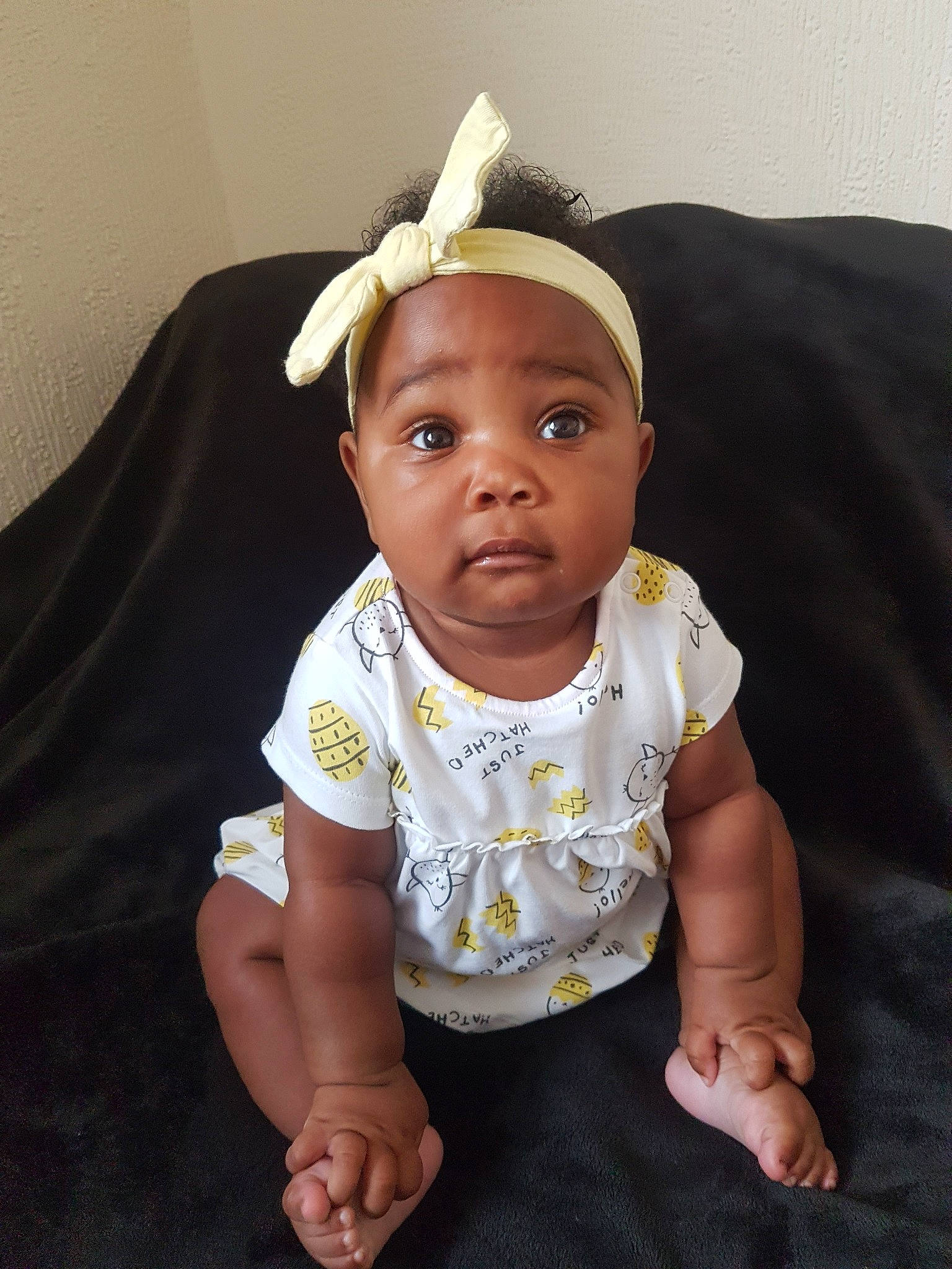 Aurèlia is registered to the contest to win money with this photo: baby, baby_products, baby_toddler_clothing, brown, cheek, child, ear, fashion_accessory, hair_accessory, head, headband, headgear, person, product, sitting, skin, toddler, yellow