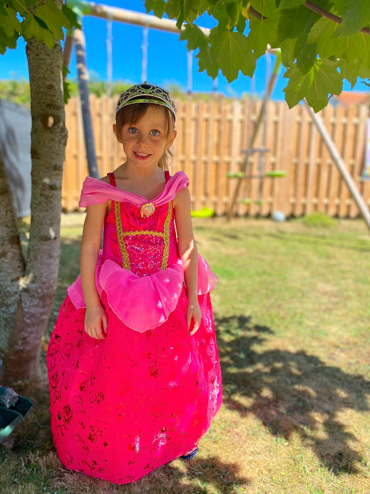 Emma participe au concours pour gagner de l'argent avec cette photo : baby_toddler_clothing, day_dress, dress, event, face, fun, grass, happy, head, headwear, joy, leaf, leisure, magenta, one_piece_garment, people_in_nature, person, plant, purple, sky