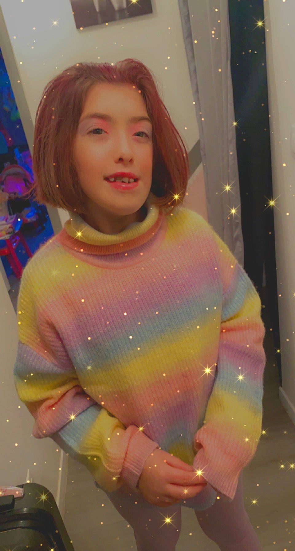 Naomie participe au concours pour gagner de l'argent avec cette photo : blond, chest, cool, electric_blue, fashion_design, fun, hairstyle, happy, jewellery, lip, magenta, neck, necklace, outerwear, person, pink, shoulder, sleeve, smile, standing