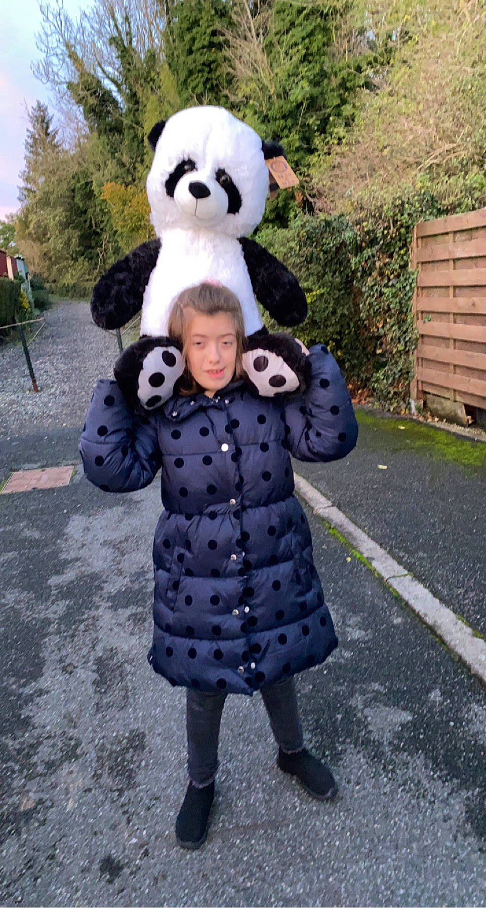 Naomie a rejoint le concours — aidez-le/la à gagner de superbes lots ! companion_dog, fun, fur, fur_clothing, happy, mammal, mascot, overcoat, panda, pattern, person, plant, road_surface, snout, stuffed_toy, terrestrial_animal, textile, toy, tree, vertebrate