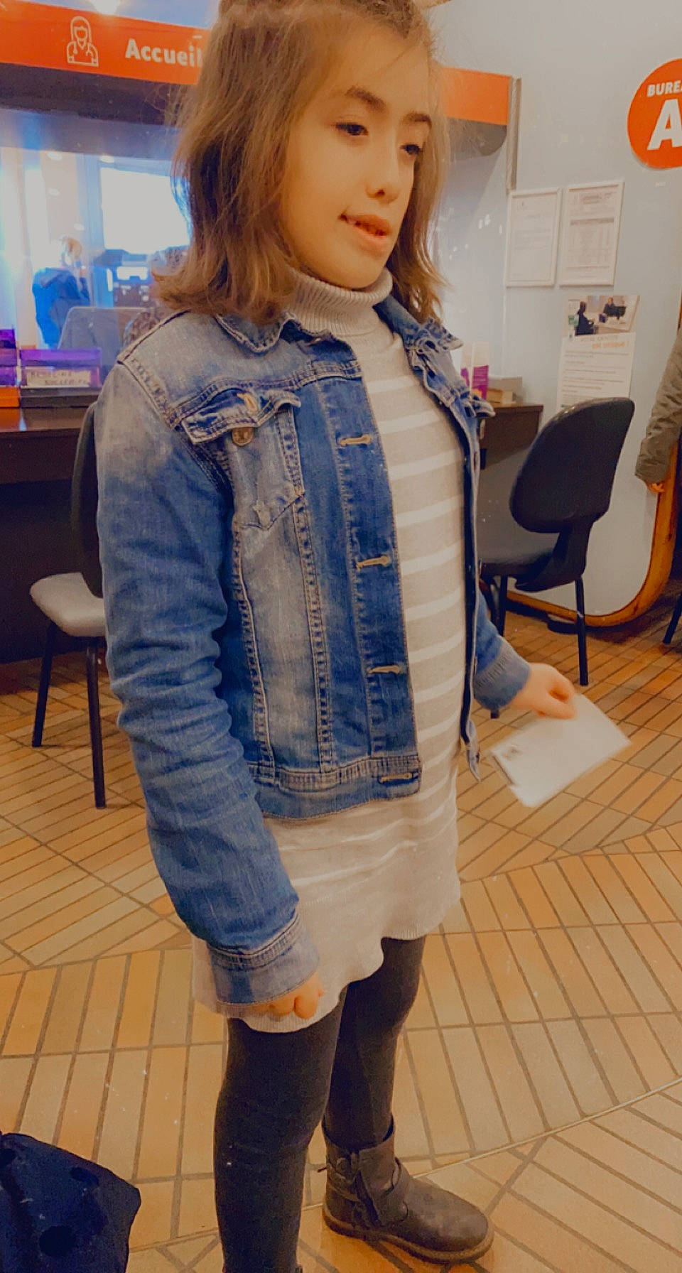 Naomie participe au concours pour gagner de l'argent avec cette photo : blazer, button, chair, collar, denim, dress_shirt, electric_blue, fashion_design, fur, human_leg, joint, knee, long_hair, pattern, person, sleeve, sportswear, standing, thigh, trunk