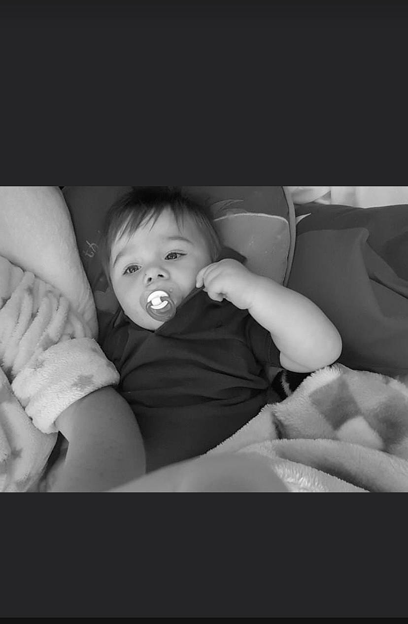 Nolhann a rejoint le concours — aidez-le/la à gagner de superbes lots ! arm, baby, black_and_white, comfort, darkness, elbow, eye, flash_photography, fun, gesture, hand, human_body, human_leg, leg, monochrome, monochrome_photography, mouth, person, shoulder, style