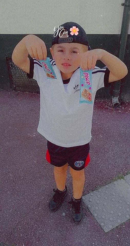 Nolhann a rejoint le concours — aidez-le/la à gagner de superbes lots ! active_shorts, baseball_cap, cap, cool, electric_blue, gesture, happy, hat, head, headwear, human_leg, person, personal_protective_equipment, pink, shoe, shorts, sleeve, sneakers, sportswear, t_shirt