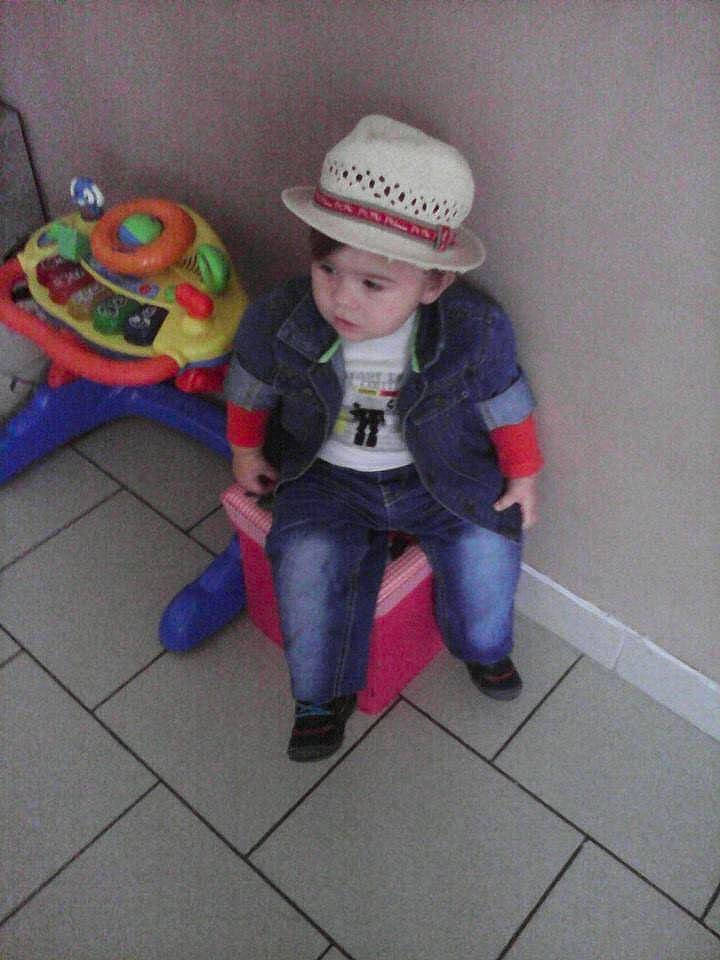 Nolhann participe au concours pour gagner de l'argent avec cette photo : baby_toddler_clothing, baby_toys, cap, child, costume, costume_hat, fashion_accessory, flooring, fun, hat, headgear, headwear, jeans, pattern, person, personal_protective_equipment, sitting, sleeve, stuffed_toy, sun_hat