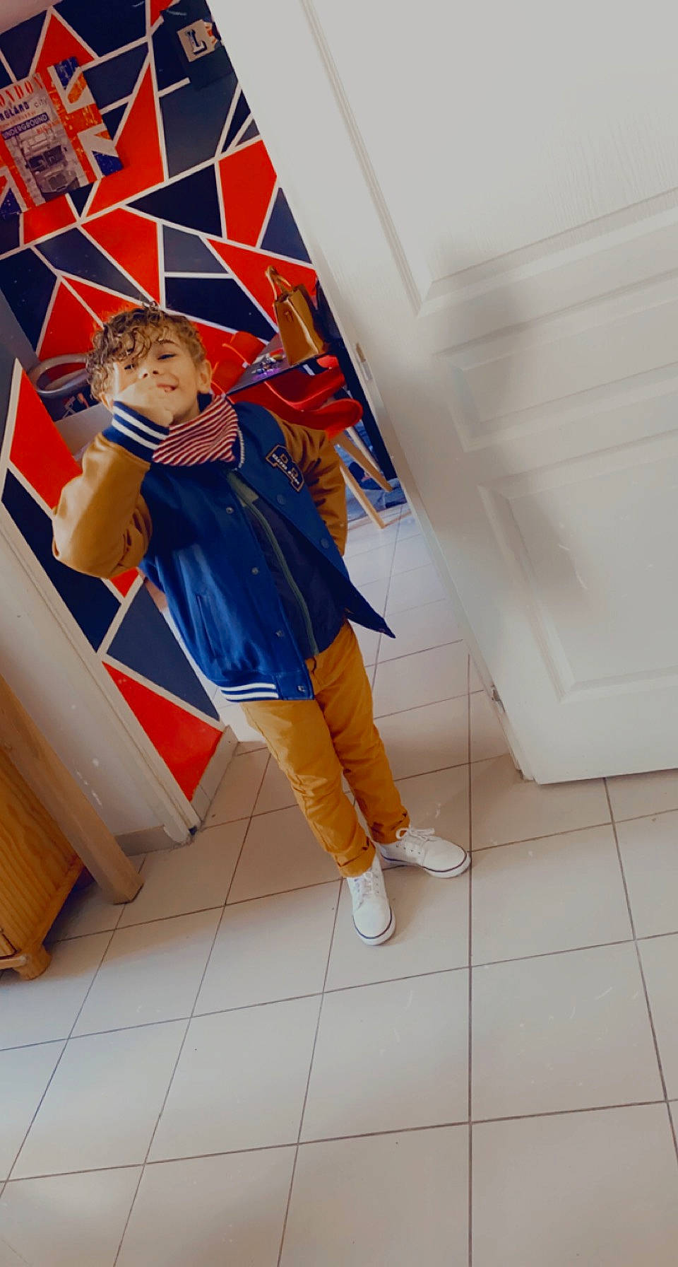 Nolhann participe au concours pour gagner de l'argent avec cette photo : advertising, anime, ceiling, child, costume, dress, electric_blue, fashion_design, flooring, fun, human_leg, knee, leg, orange, pattern, person, room, stairs, thigh, tile