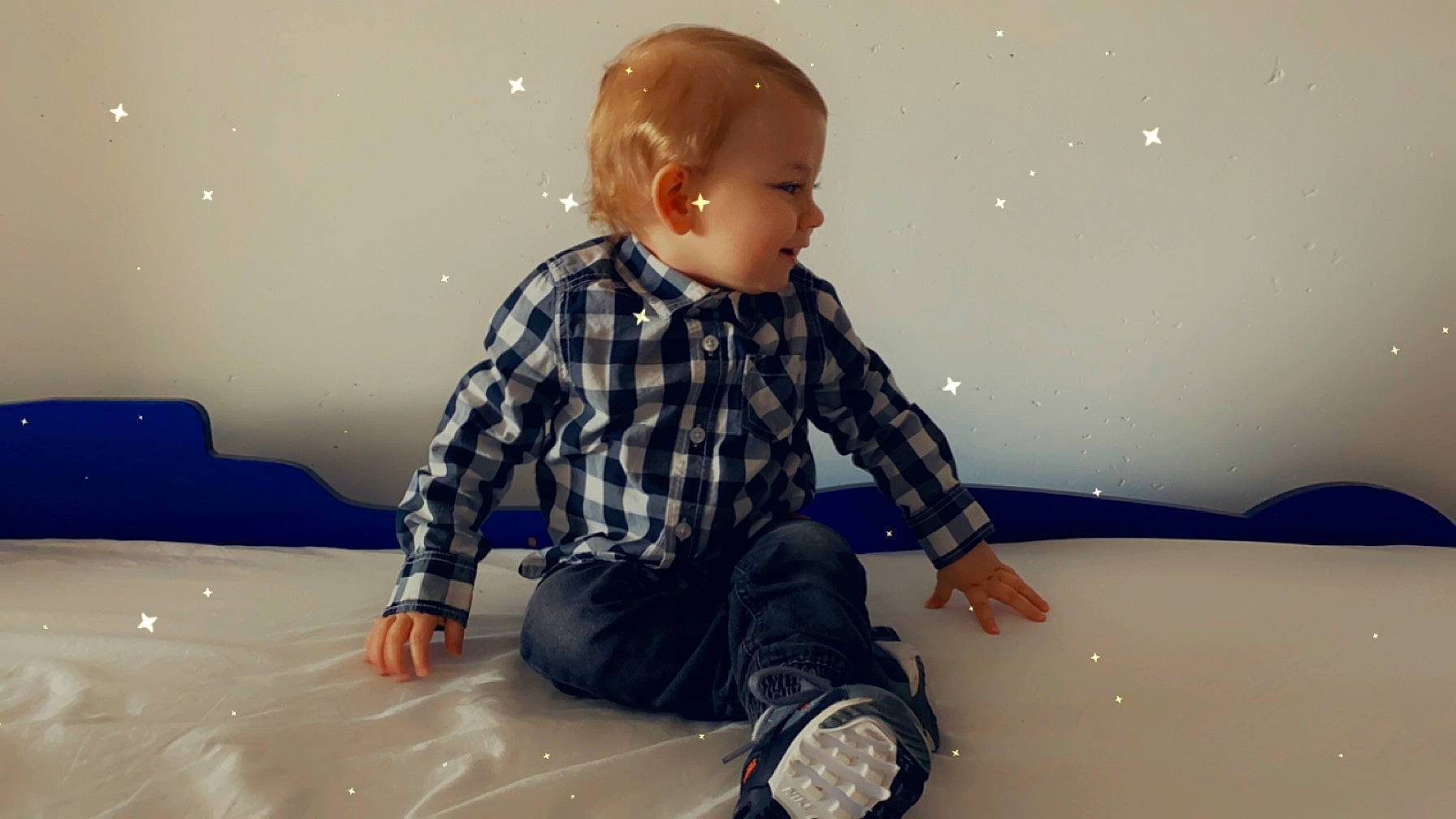 Lizio participe au concours pour gagner de l'argent avec cette photo : baby_toys, cheek, child, circle, electric_blue, flooring, fun, happy, joint, knee, pattern, person, plastic, sitting, sleeve, space, toddler, toy