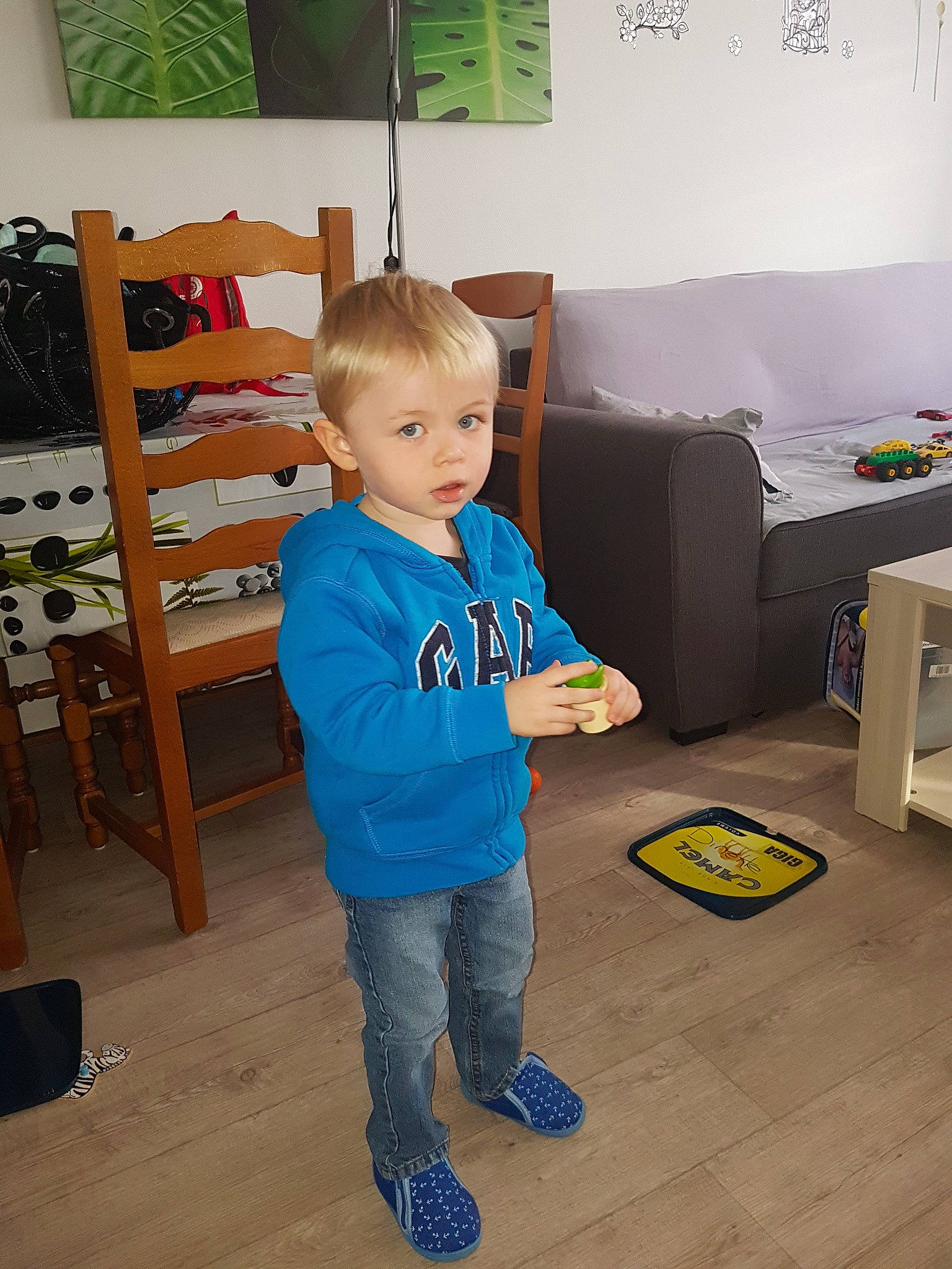 Nolan a rejoint le concours — aidez-le/la à gagner de superbes lots ! boy, child, day, design, flooring, fun, girl, infant, outerwear, person, play, product, room, standing, t_shirt, textile, toddler