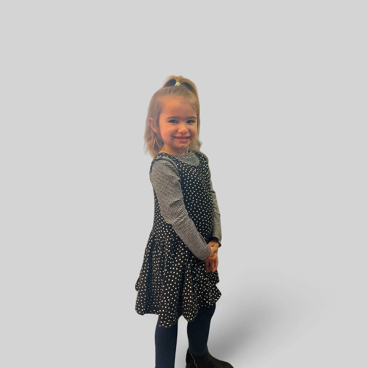 Anaëlle participe au concours pour gagner de l'argent avec cette photo : baby_toddler_clothing, day_dress, denim, fashion_accessory, fashion_design, gesture, grey, happy, human_body, human_leg, joy, knee, leggings, pattern, person, polka_dot, sitting, sleeve, smile, t_shirt