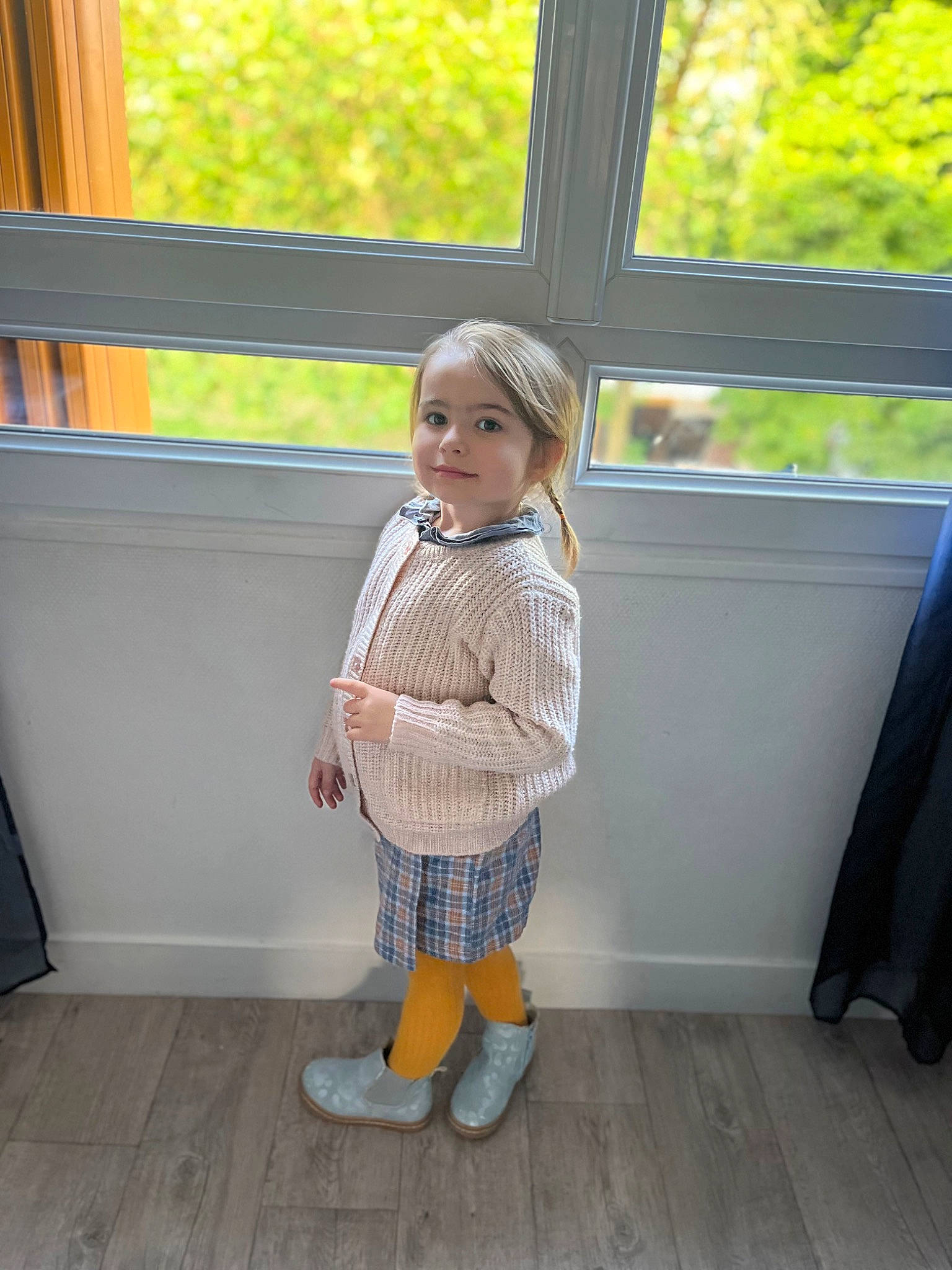 Anaëlle a rejoint le concours — aidez-le/la à gagner de superbes lots ! child, flooring, happy, human_leg, joy, knee, leisure, pattern, person, plaid, plant, room, sandal, sitting, sneakers, sock, standing, toddler, toy, vacation