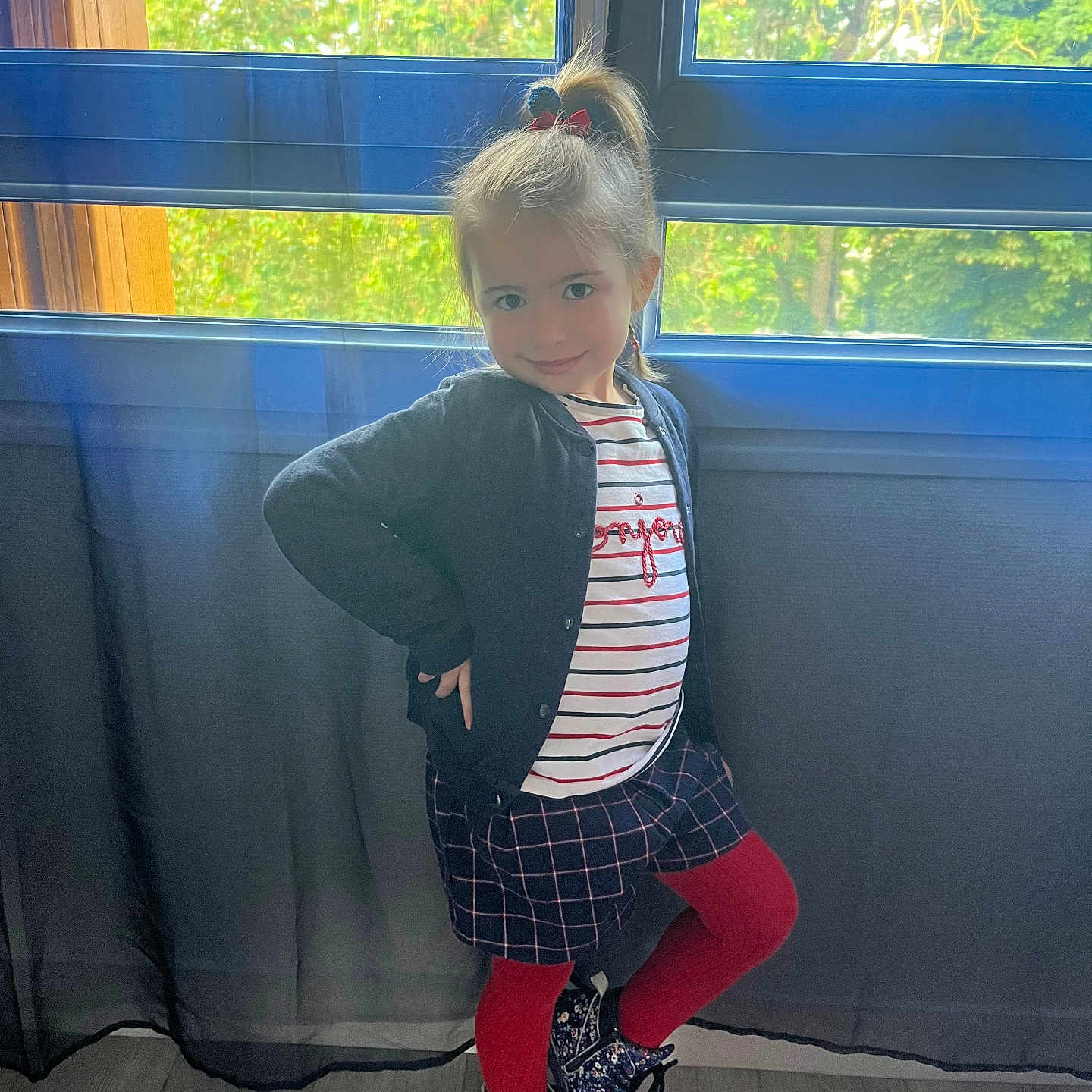 Anaëlle participe au concours pour gagner de l'argent avec cette photo : blazer, child, clothing, coat, face, female, footwear, girl, hair, head, jacket, jeans, pants, person, photography, portrait, shoe, sitting, sleeve, sneaker