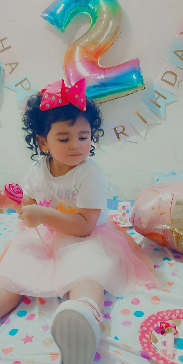 Ilyanna participe au concours pour gagner de l'argent avec cette photo : baby_toddler_clothing, birthday, child, event, fashion_accessory, fun, happy, headpiece, leisure, magenta, party, party_supply, person, pink, play, product, room, skin, sweetness, toddler