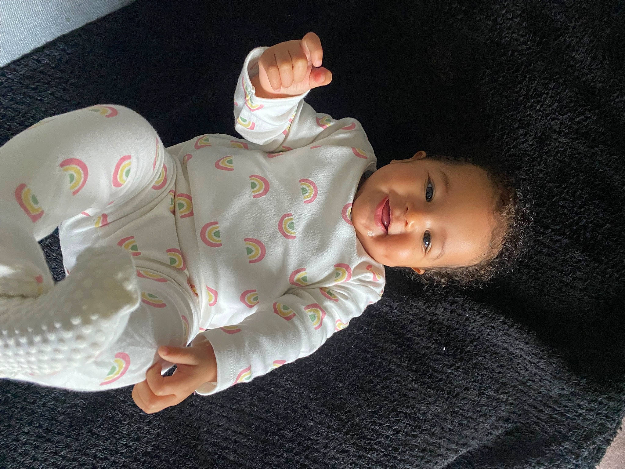 Laïna a rejoint le concours — aidez-le/la à gagner de superbes lots ! baby, baby_products, baby_safety, baby_toddler_clothing, baby_toys, carmine, cheek, child, comfort, finger, hand, person, personal_protective_equipment, room, sitting, skin, sleeve, stuffed_toy, thumb, toddler