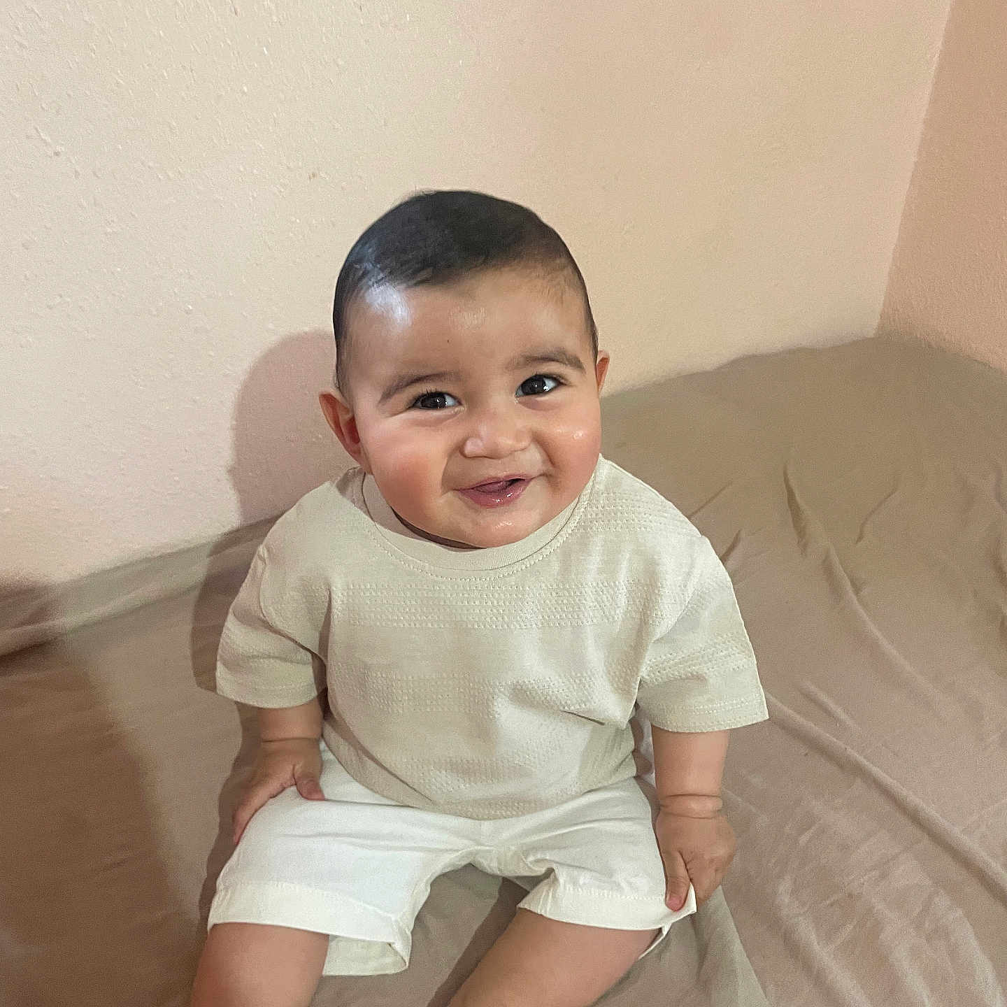 Zaïm a rejoint le concours — aidez-le/la à gagner de superbes lots ! baby, bed, child, clothing, cute, face, foot, hand, happy, head, indoors, infant, person, room, shirt, shorts, sitting, skin, smiling, wall