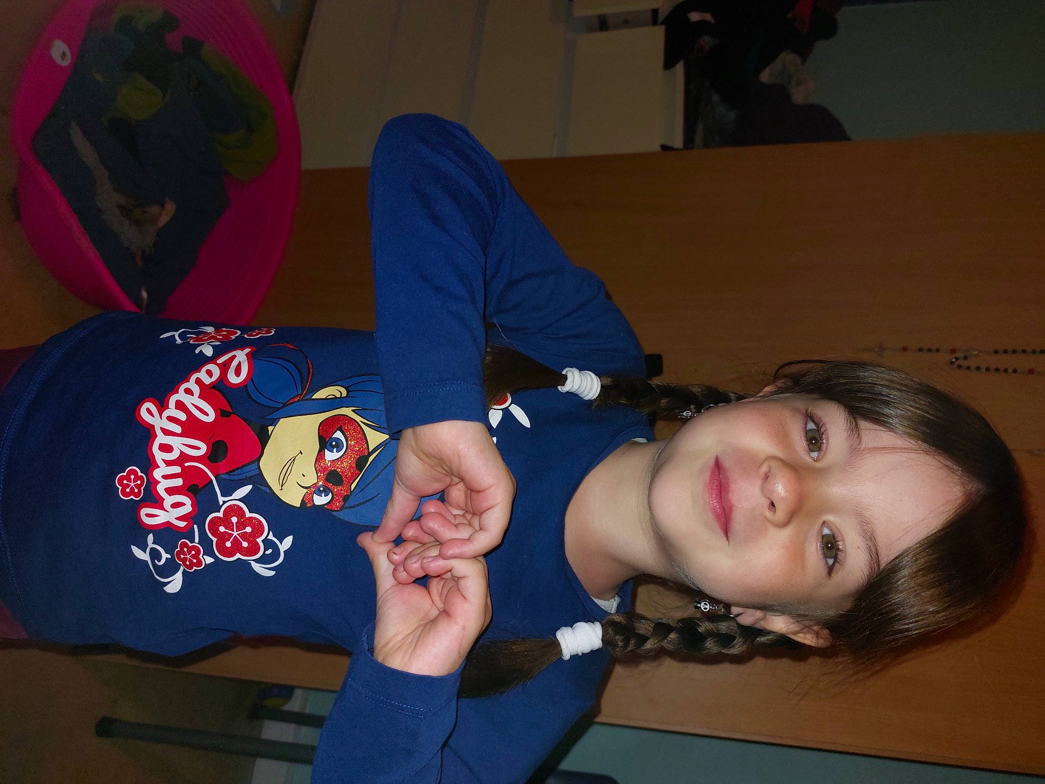 Joanie participe au concours pour gagner de l'argent avec cette photo : carmine, chest, child, elbow, electric_blue, fun, gesture, happy, joy, nail, person, room, sleeve, smile, t_shirt, thigh, throat, thumb, trunk, wrist