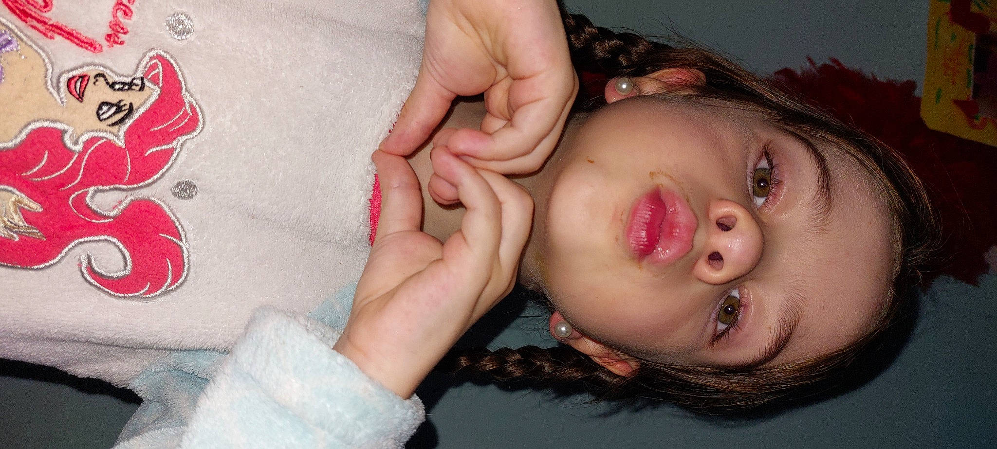 Joanie participe au concours pour gagner de l'argent avec cette photo : arm, cheek, chin, ear, eye, eyebrow, eyelash, forehead, hair, hand, head, human_body, jaw, lip, mouth, neck, nose, person, shoulder, skin