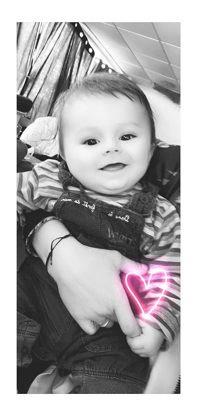 Këlyan participe au concours pour gagner de l'argent avec cette photo : baby, baby_toddler_clothing, black_and_white, cheek, child, cool, eyelash, flash_photography, gesture, happy, monochrome, monochrome_photography, pattern, person, sitting, sleeve, smile, snapshot, style, t_shirt