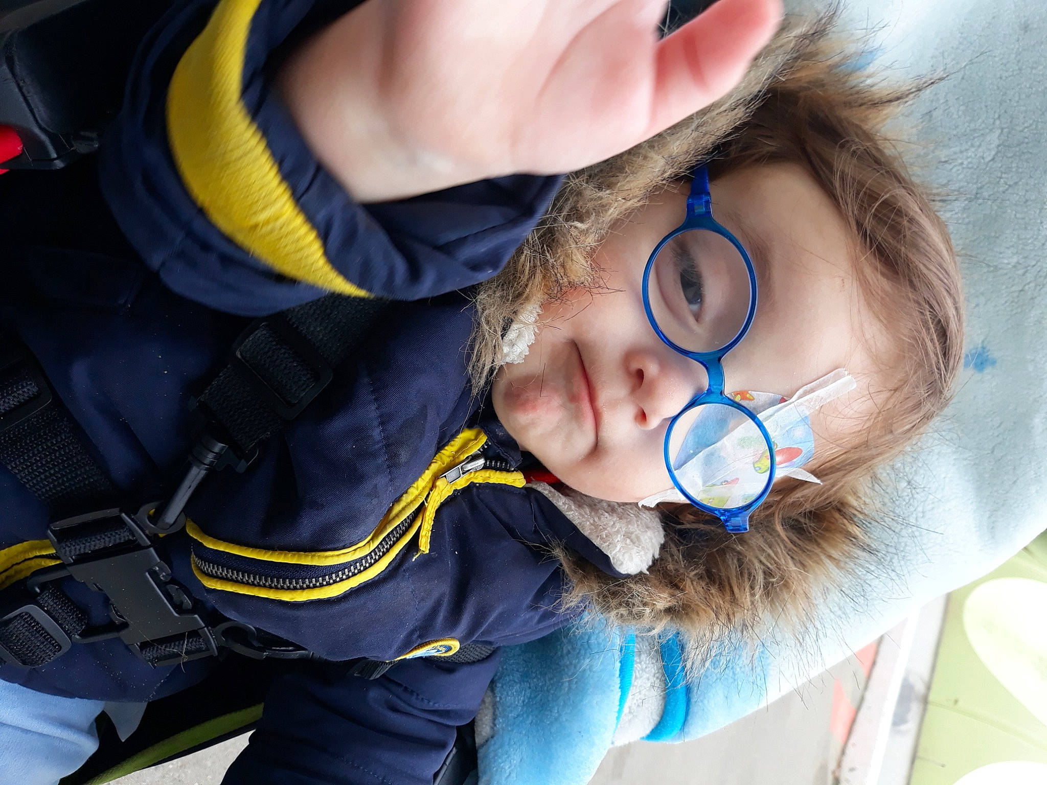 Tiago a rejoint le concours — aidez-le/la à gagner de superbes lots ! audio_equipment, cheek, child, cool, ear, electric_blue, eyelash, eyewear, face, fun, gesture, glasses, happy, headgear, hearing, nose, person, personal_protective_equipment, skin, toddler