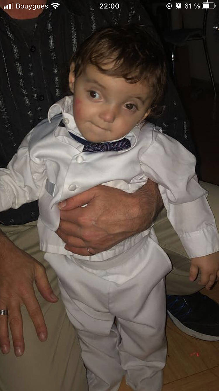 Tiago participe au concours pour gagner de l'argent avec cette photo : baby_toddler_clothing, cheek, chest, chin, collar, dress_shirt, elbow, facial_expression, finger, formal_wear, fun, gesture, lip, neck, nose, person, skin, sleeve, thumb, tie