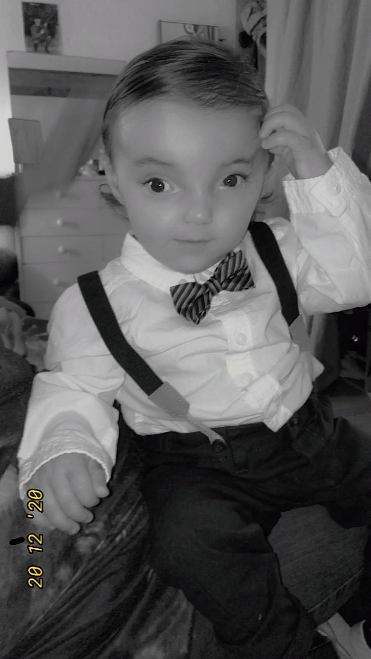 Tiago participe au concours pour gagner de l'argent avec cette photo : arm, black_and_white, bow_tie, collar, dress_shirt, fashion_design, flash_photography, formal_wear, fun, gesture, happy, monochrome, monochrome_photography, person, shirt, sitting, sleeve, style, tie, toddler