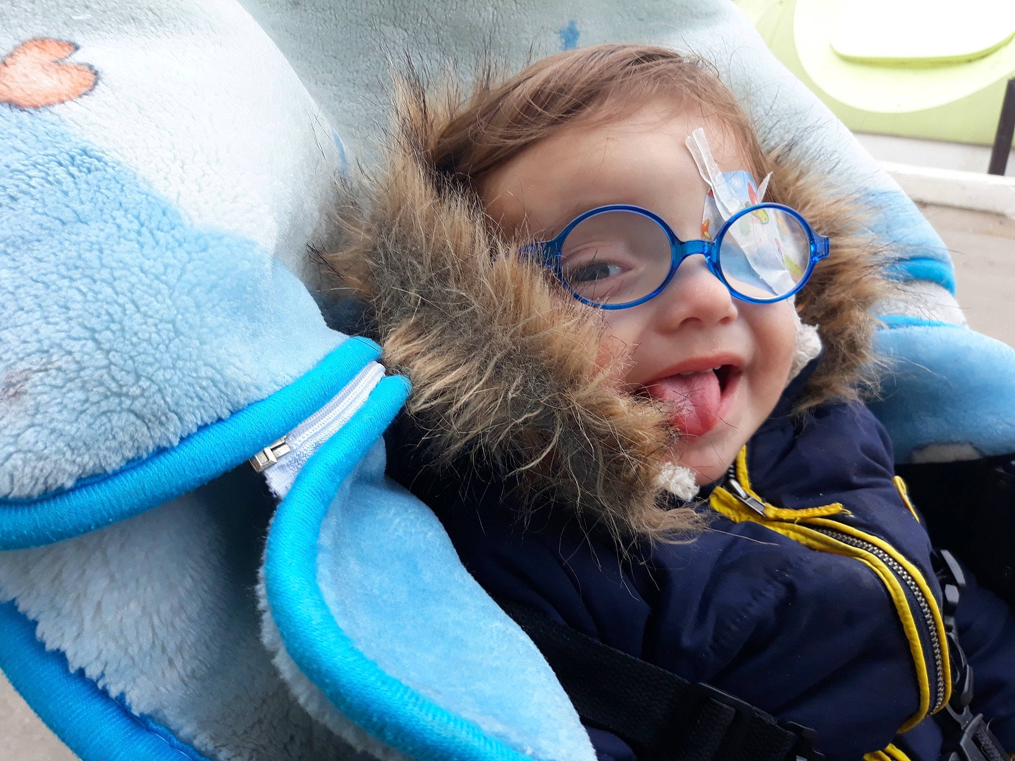 Tiago participe au concours pour gagner de l'argent avec cette photo : beard, blue, eye, eyebrow, facial_hair, fur_clothing, gesture, glasses, glove, hair, happy, head, human_body, mammal, mouth, nose, organ, person, textile, vertebrate