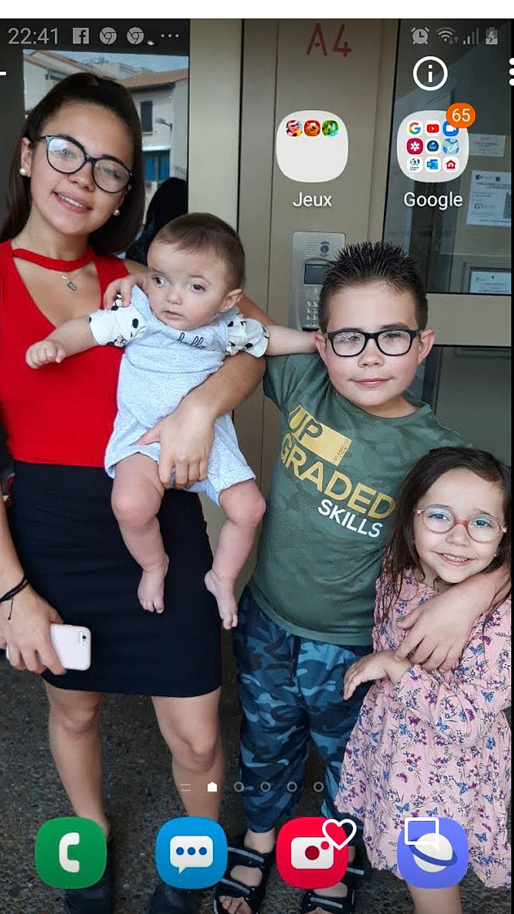 Pedro participe au concours pour gagner de l'argent avec cette photo : arm, clothing, face, facial_expression, fashion, fun, glasses, hairstyle, happy, head, joy, leg, muscle, person, photograph, red, shorts, skin, smile, standing