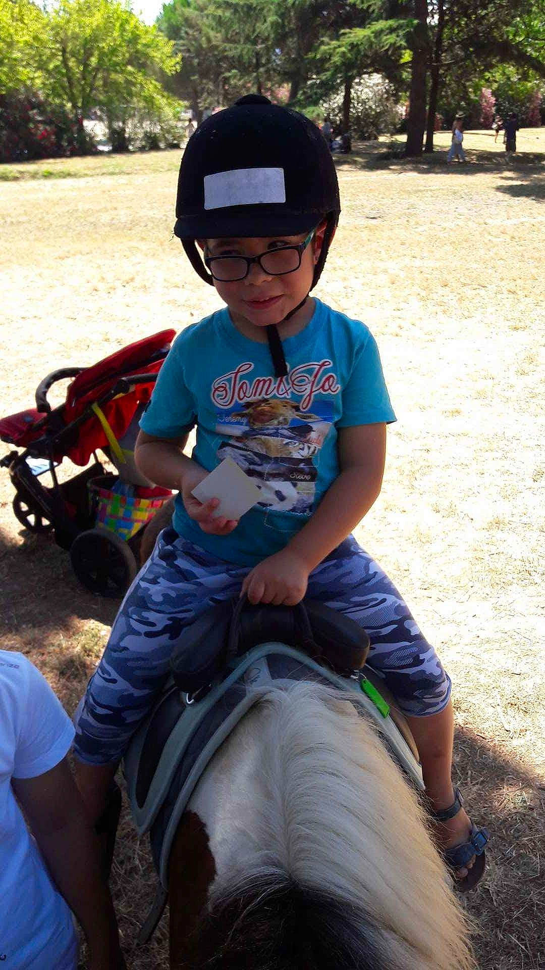 Pedro participe au concours pour gagner de l'argent avec cette photo : adaptation, baseball_cap, cap, cool, eyewear, fun, glasses, grass, happy, headgear, headwear, leisure, person, plant, public_space, recreation, shorts, summer, t_shirt, toddler