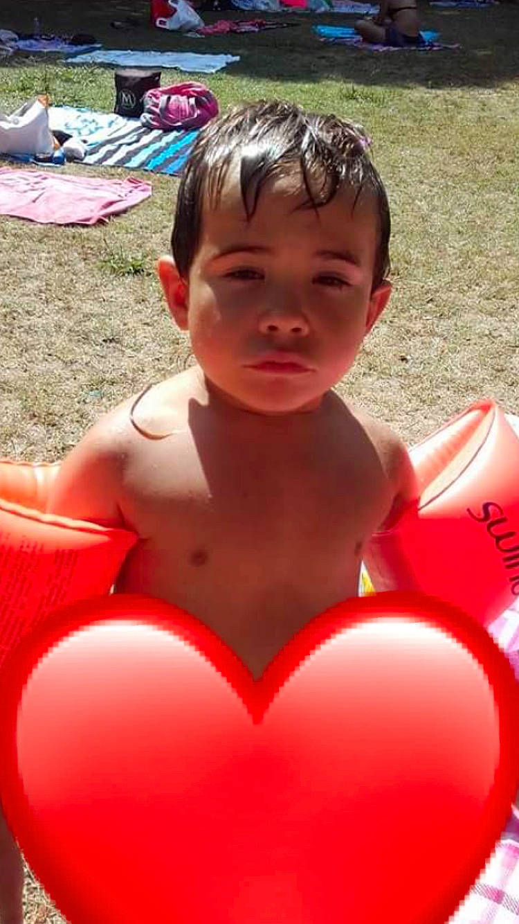 Pedro participe au concours pour gagner de l'argent avec cette photo : abdomen, baby, barechested, beauty, chest, fun, happy, leisure, lip, muscle, organ, person, personal_protective_equipment, pink, recreation, red, summer, swimwear, toddler, tree