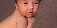 Maël a rejoint le concours — aidez-le/la à gagner de superbes lots ! newborn, baby, infant, skin, sleepy, curled_up, blanket, soft_texture, closeup, portrait, cute, resting, peaceful, young_child, human, face, expression, indoors, warm_color, baby_pose
